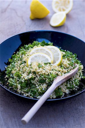 simsearch:659-06495557,k - Parsley & bulgar wheat salad with slices of lemon Foto de stock - Sin royalties Premium, Código: 659-08905519