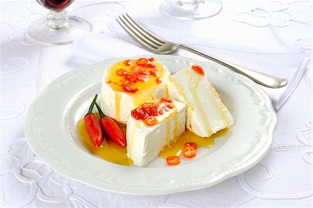 simsearch:659-08905353,k - Tomini con peperoncino (Italian soft cheese with chilli) Foto de stock - Sin royalties Premium, Código: 659-08905579