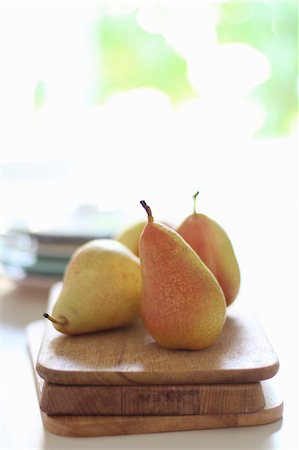 simsearch:659-07597668,k - Four pears on a wooden board Photographie de stock - Premium Libres de Droits, Code: 659-08905609