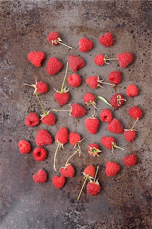 simsearch:659-06373226,k - Fresh raspberries on a metal surface (seen from above) Foto de stock - Sin royalties Premium, Código: 659-08905600