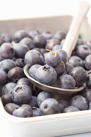 simsearch:659-07739646,k - Blueberries in a bowl with a spoon Foto de stock - Sin royalties Premium, Código: 659-08905624