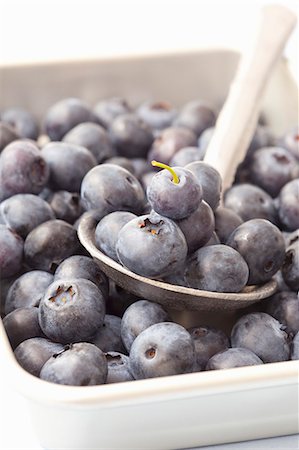 simsearch:659-03533224,k - Blueberries in a bowl with a spoon Photographie de stock - Premium Libres de Droits, Code: 659-08905624