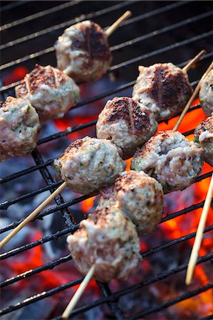 simsearch:659-01845332,k - Meatballs on a grill rack Foto de stock - Sin royalties Premium, Código: 659-08905627