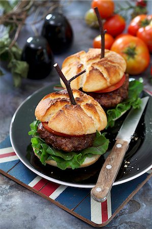 simsearch:659-08896032,k - Home-made hamburgers with tomato and salad Photographie de stock - Premium Libres de Droits, Code: 659-08905629