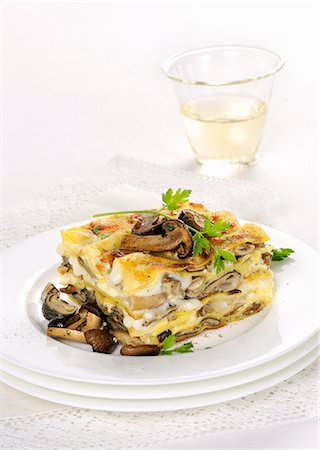 simsearch:659-06372708,k - Mushroom lasagne with pioppini mushrooms Photographie de stock - Premium Libres de Droits, Code: 659-08905677