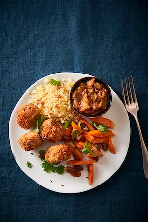 simsearch:659-08940622,k - Falafel with aubergine mousse and couscous (seen from above) Photographie de stock - Premium Libres de Droits, Code: 659-08905689