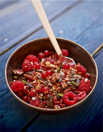 Museli with red berries, pistachios and pumpkin seeds Photographie de stock - Premium Libres de Droits, Code: 659-08905699