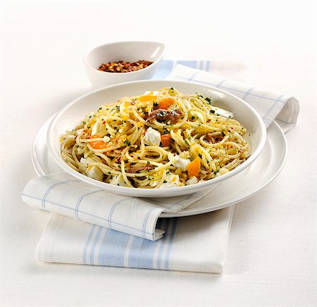 simsearch:659-07610310,k - Spaghetti all'acciuga (Italian pasta with anchovies) Photographie de stock - Premium Libres de Droits, Code: 659-08905719