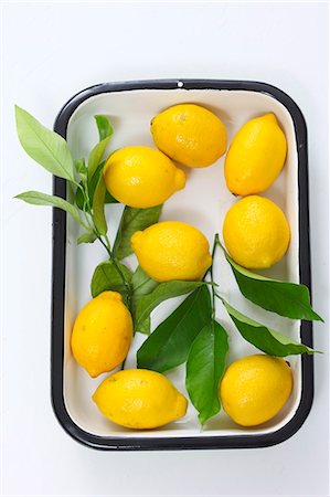 simsearch:659-07609573,k - Lemons in an enamel dish (seen from above) Photographie de stock - Premium Libres de Droits, Code: 659-08905727