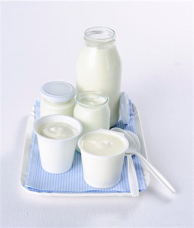 simsearch:659-08895404,k - Yoghurt in assorted glasses and cups Photographie de stock - Premium Libres de Droits, Code: 659-08905735