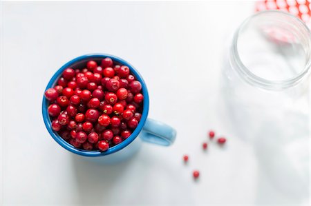 simsearch:659-06153011,k - Fresh lingonberries in a blue enamel cup next to a preserving jar Foto de stock - Sin royalties Premium, Código: 659-08905765