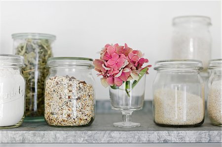 simsearch:659-06902546,k - Storage jars (old preserving jars) with muesli, rice, verbena leaves and flour on a zinc shelf in the kitchen Foto de stock - Sin royalties Premium, Código: 659-08905769