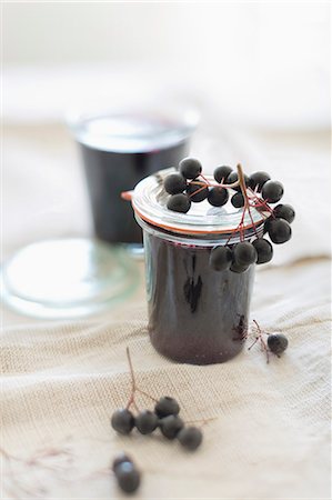 simsearch:659-06307019,k - Home-made aronia berry jelly in glass jars with fresh aronia berries Foto de stock - Sin royalties Premium, Código: 659-08905763