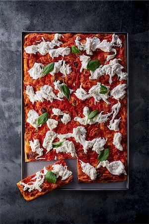 simsearch:659-08147629,k - A pizza with tomatoes, burrata and basil on a baking tray Stock Photo - Premium Royalty-Free, Code: 659-08905789