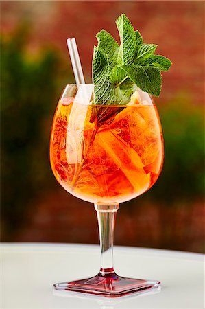 simsearch:659-07609973,k - A cocktail with Aperol and fresh mint Photographie de stock - Premium Libres de Droits, Code: 659-08905796