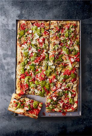 Pizza with aubergine and pesto in a baking tray Foto de stock - Royalty Free Premium, Número: 659-08905790