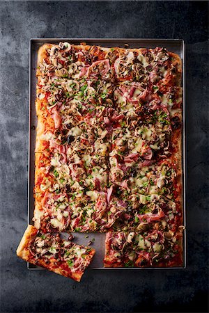 Pizza picante on a baking tray Foto de stock - Royalty Free Premium, Número: 659-08905792