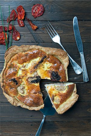 simsearch:659-08896596,k - Tuna quiche with dried tomatoes Photographie de stock - Premium Libres de Droits, Code: 659-08905816