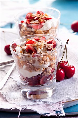 simsearch:659-06901513,k - Cherry desserts with yoghurt and flakes Foto de stock - Sin royalties Premium, Código: 659-08905826