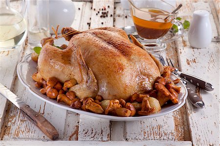 simsearch:659-09124119,k - Roast chicken with chanterelle mushrooms and onions Stock Photo - Premium Royalty-Free, Code: 659-08905848