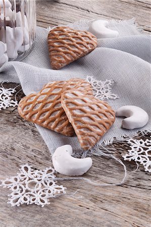 simsearch:659-08895337,k - A Christmas gingerbread biscuit heart Foto de stock - Sin royalties Premium, Código: 659-08905856