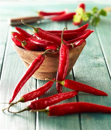 simsearch:659-07959744,k - Red chilli peppers in a wooden bowl and in front of it Photographie de stock - Premium Libres de Droits, Code: 659-08905858