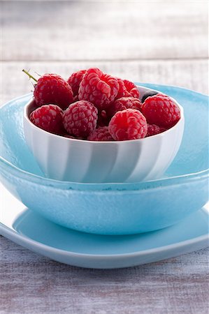 simsearch:659-03537384,k - Fresh raspberries in a dish Foto de stock - Royalty Free Premium, Número: 659-08905853