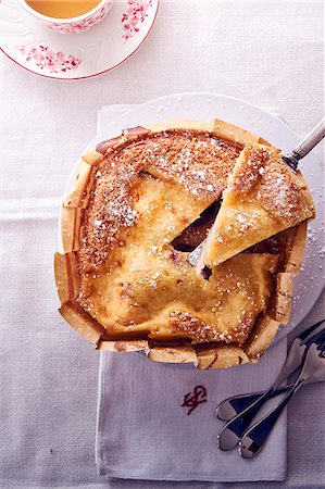 Plum pie with a slice removed (seen from above) Photographie de stock - Premium Libres de Droits, Code: 659-08905877