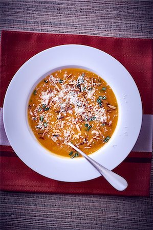 simsearch:659-08895244,k - Butternut squah soup with almonds and Parmesan Photographie de stock - Premium Libres de Droits, Code: 659-08905891