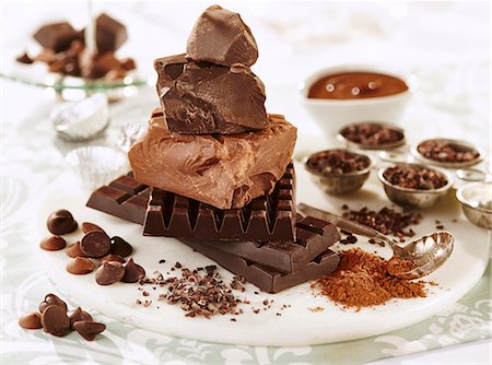 simsearch:689-03129668,k - Assorted chunks of chocolate, chocolate chips, cocoa powder and cocoa nibs Stock Photo - Premium Royalty-Free, Code: 659-08905905