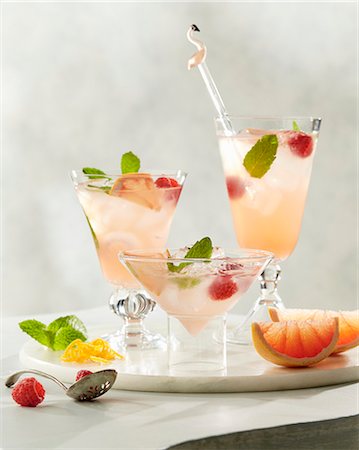 simsearch:659-06372350,k - Paloma cocktails with grapefruit, raspberry, mint and ice Photographie de stock - Premium Libres de Droits, Code: 659-08905908