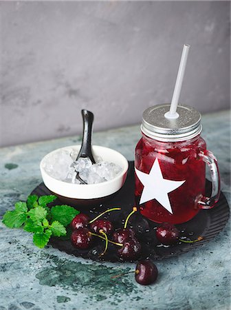 simsearch:659-08896093,k - Cherry lemonade with fresh cherries and ice cubes Foto de stock - Sin royalties Premium, Código: 659-08905917