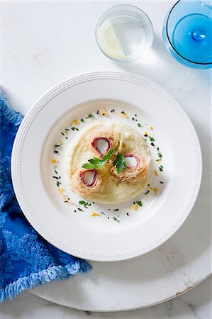 simsearch:659-08896295,k - Kataifi scallops on a bed of cauliflower purée Foto de stock - Sin royalties Premium, Código: 659-08905939