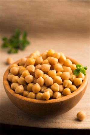 simsearch:659-07959744,k - Chickpeas in a wooden bowl Photographie de stock - Premium Libres de Droits, Code: 659-08905945