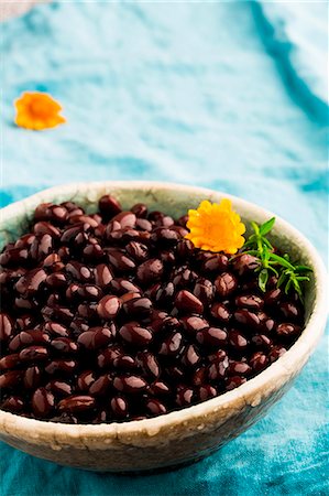 schwarze bohne - Black beans in a dish Stockbilder - Premium RF Lizenzfrei, Bildnummer: 659-08905946