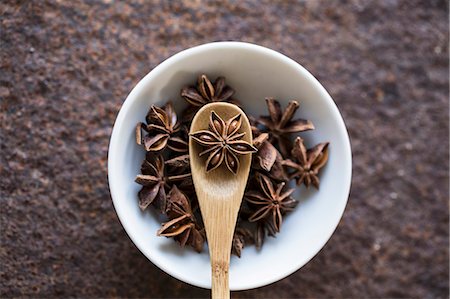simsearch:659-07069601,k - Star anise with a wooden spoon in a bowl (seen from above) Photographie de stock - Premium Libres de Droits, Code: 659-08905967