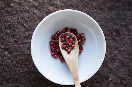simsearch:659-07069249,k - Red peppercorns with a wooden spoon in a bowl (seen from above) Photographie de stock - Premium Libres de Droits, Code: 659-08905969