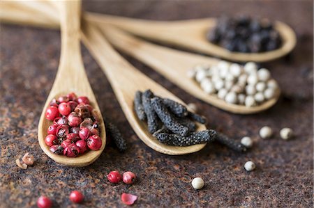 simsearch:659-06902095,k - Four different types of pepper on wooden spoons Foto de stock - Sin royalties Premium, Código: 659-08905961