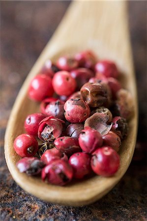 simsearch:659-07069249,k - Red peppercorns on a wooden spoon (close-up) Photographie de stock - Premium Libres de Droits, Code: 659-08905970