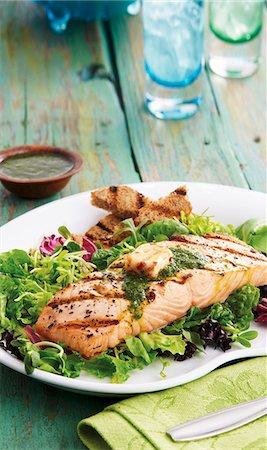 simsearch:659-06495301,k - Grilled salmon fillet with chimichurry sauce on a bed of salad leaves Photographie de stock - Premium Libres de Droits, Code: 659-08905983