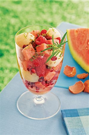 A fruit salad with lychee, raspberries and watermelon on a table outdoors Foto de stock - Sin royalties Premium, Código: 659-08905991