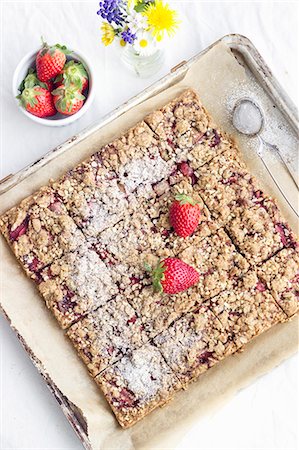 simsearch:659-09125002,k - Strawberry crumble slices on a baking tray Foto de stock - Sin royalties Premium, Código: 659-08906004