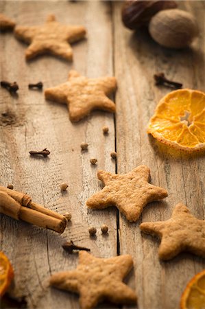 simsearch:659-06183639,k - Star-shaped ginger Christmas biscuits Photographie de stock - Premium Libres de Droits, Code: 659-08906020