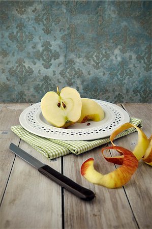 simsearch:659-06307869,k - A peeled apple cut in half on a plate Photographie de stock - Premium Libres de Droits, Code: 659-08906038