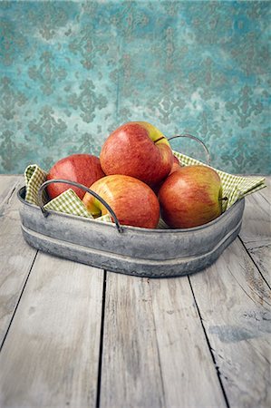 simsearch:659-08940046,k - Fresh apples in a metal tray on a wooden table Foto de stock - Sin royalties Premium, Código: 659-08906040