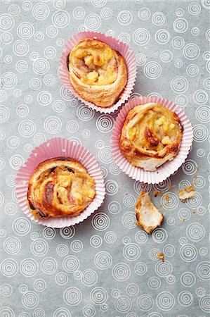 simsearch:659-09124759,k - How to make puff pastry swirls with an apple filling Photographie de stock - Premium Libres de Droits, Code: 659-08906042