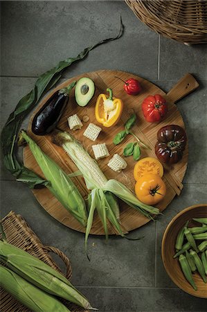 simsearch:659-06900794,k - Fresh garden vegetables and corn on the cob on a wooden plate Photographie de stock - Premium Libres de Droits, Code: 659-08906059