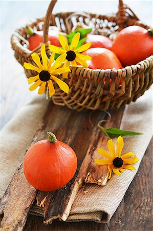 Small hokkaido pumpkins in a basket with flowers Stock Photo - Premium Royalty-Free, Code: 659-08906050