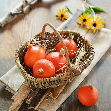 simsearch:622-07841105,k - Small hokkaido pumpkins in a basket with flowers in background Stock Photo - Premium Royalty-Free, Code: 659-08906051