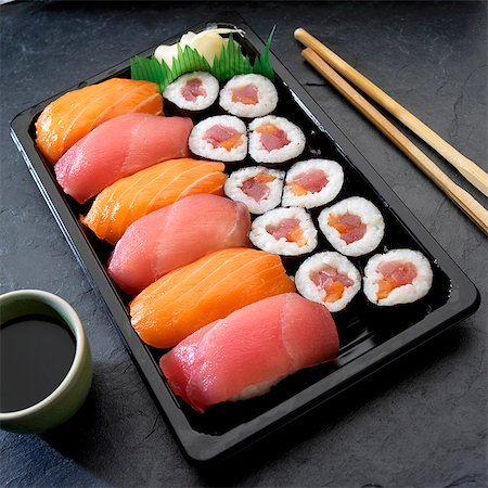 simsearch:659-07597908,k - Nigiri and Maki sushi with salmon and tuna (Japan) Stock Photo - Premium Royalty-Free, Code: 659-08906095